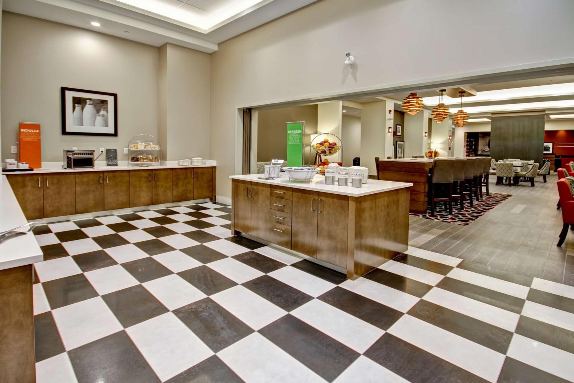 Hampton Inn & Suites - Medicine Hat Exterior photo
